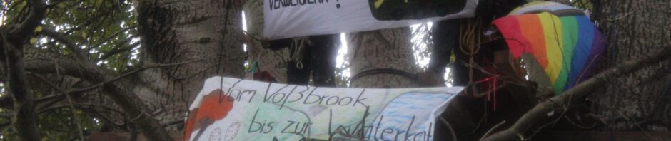 Zwei Transparente werden auf einer Plattform gezeigt: "Wehrdienst verweigern" und "Vom Voßbrook bis zur Waterkant: MFG5 bleibt in aller Hand!"