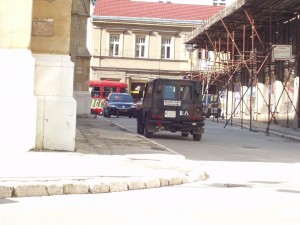 Deutsche Militärpolizei an der Kathedrale von Sarajevo